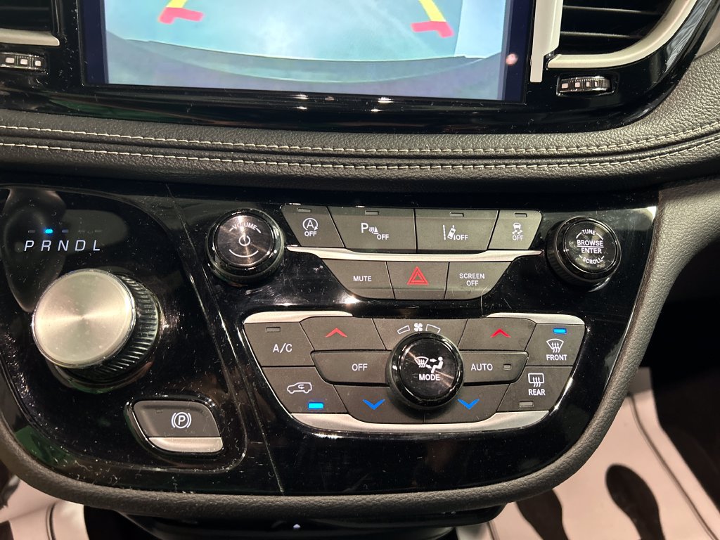 Used 2025 Chrysler Pacifica Select w/ Uconnect Theater Family Group FWD image 19