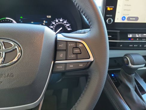 Used 2025 Toyota Sienna XLE image 18