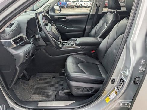 Used 2023 Toyota Highlander Limited image 2