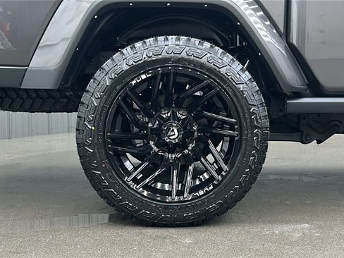 Used 2024 Jeep Gladiator Willys image 12