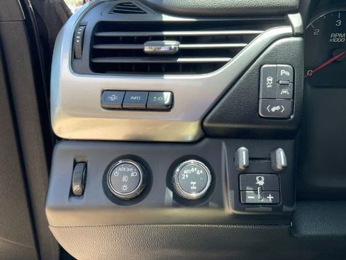 Used 2018 Chevrolet Suburban Premier AWD/4WD image 22