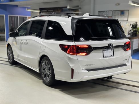 New 2026 Honda Odyssey Touring image 7