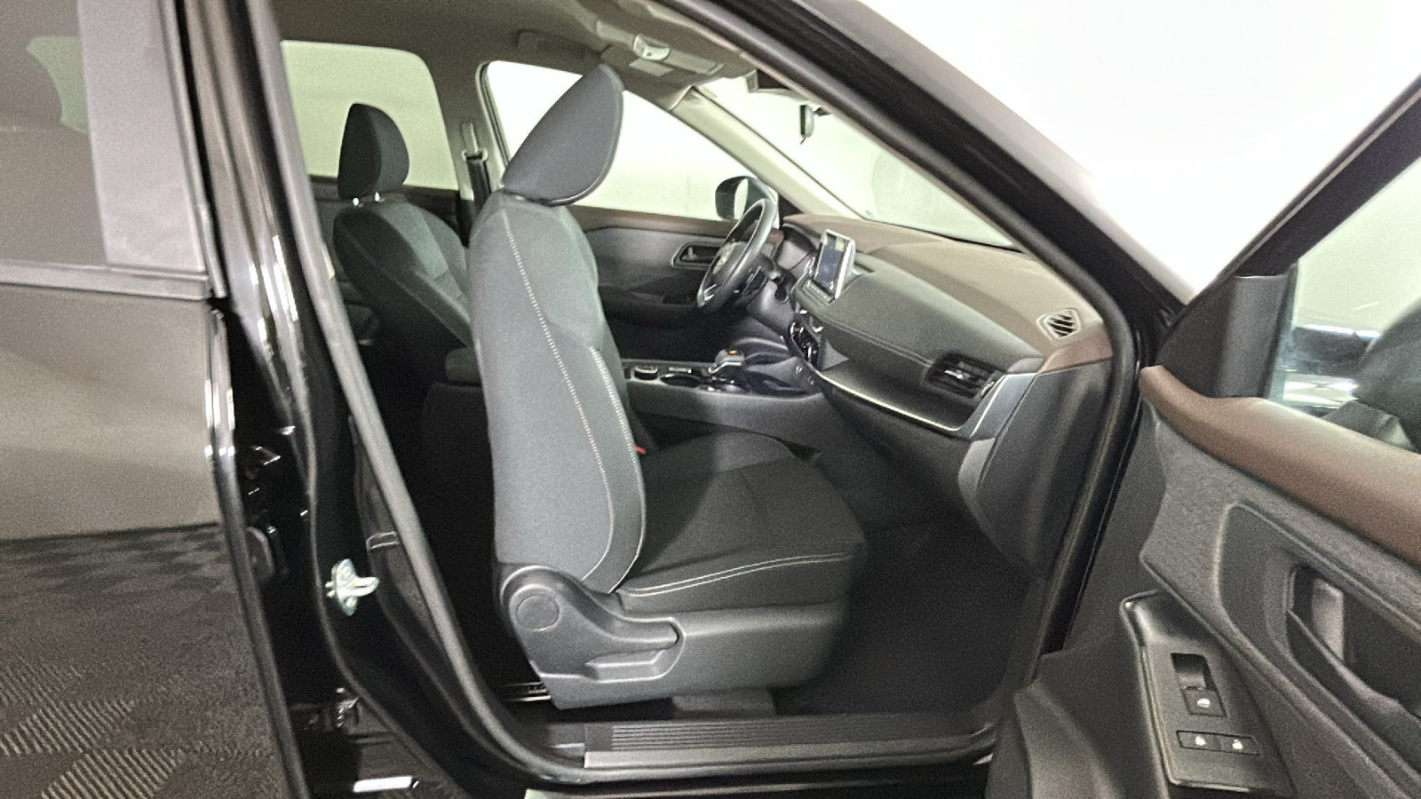 Used 2023 Nissan Rogue S AWD/4WD image 37