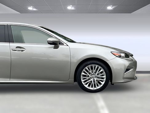 Used 2016 Lexus ES 350 w/ Luxury Package w/Wood Trim FWD image 32