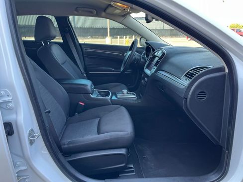 Used 2022 Chrysler 300 Touring image 17