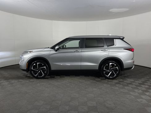 Used 2024 Mitsubishi Outlander SE image 3