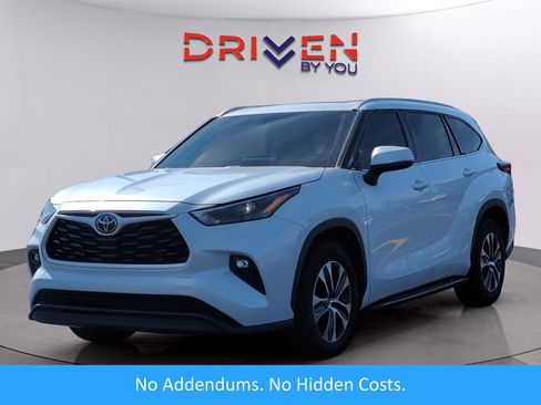 Used 2022 Toyota Highlander XLE image 1