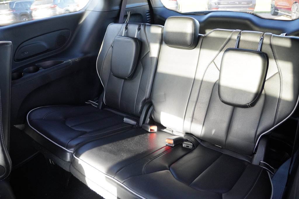 Used 2024 Chrysler Pacifica Premium FWD image 19