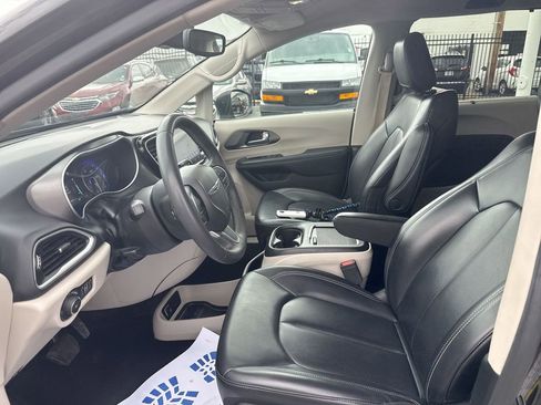 Used 2023 Chrysler Pacifica Touring-L FWD image 22