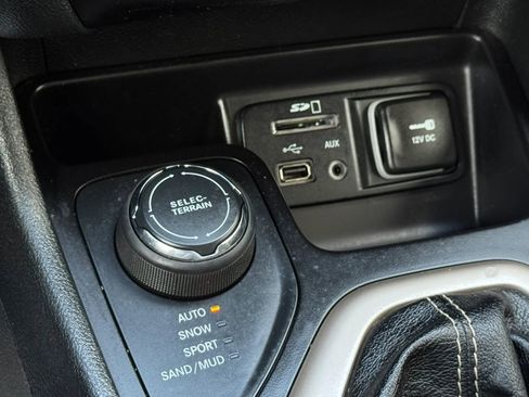Used 2015 Jeep Cherokee Latitude w/ Comfort/Convenience Group AWD/4WD image 38