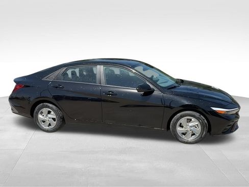 New 2026 Hyundai Elantra SE FWD image 2