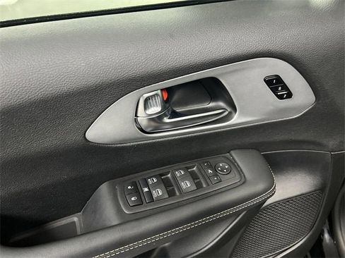 Used 2025 Chrysler Pacifica Limited w/ Trailer Tow Group image 24