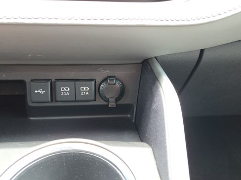 Used 2020 Toyota Highlander XLE AWD/4WD image 25