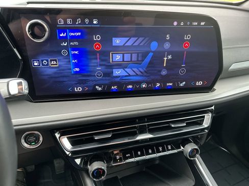 Used 2024 Chevrolet Traverse LT image 19