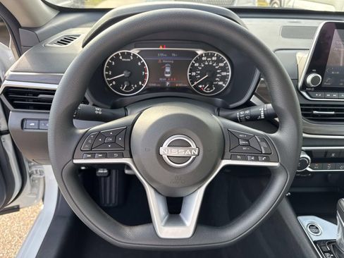 Used 2025 Nissan Altima 2.5 SV image 22