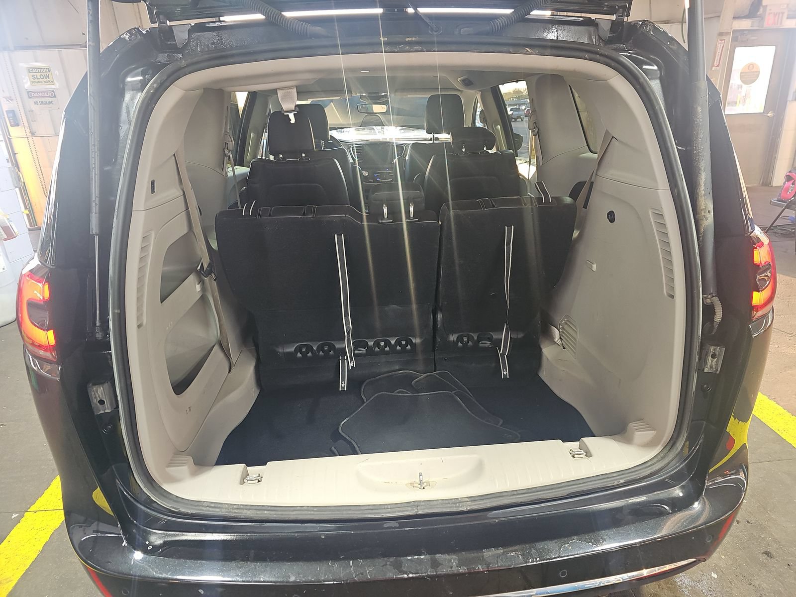 Used 2024 Chrysler Pacifica Touring-L FWD image 21