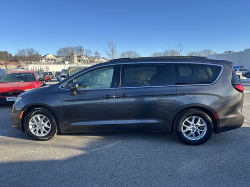 Used 2022 Chrysler Pacifica Touring-L image 8