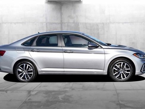 Certified 2025 Volkswagen Jetta SE image 5