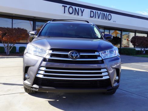 Used 2018 Toyota Highlander XLE image 3