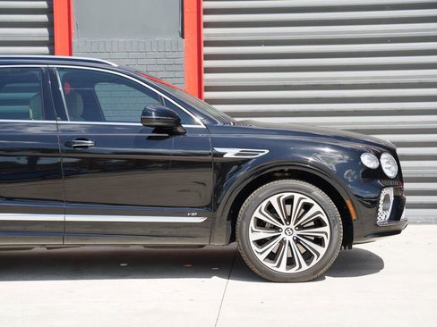 Used 2021 Bentley Bentayga image 11