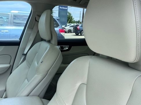 Used 2018 Volvo XC60 T5 Momentum w/ Convenience Package AWD/4WD image 5