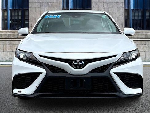 Used 2024 Toyota Camry SE image 3