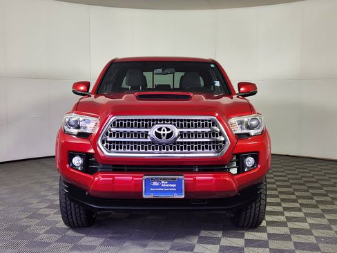 Used 2017 Toyota Tacoma TRD Off-Road image 2
