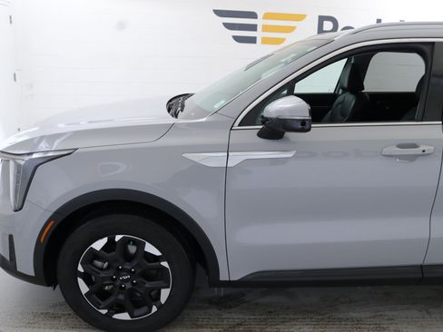 Used 2024 Kia Sorento S w/ Panoramic Sunroof Package image 4
