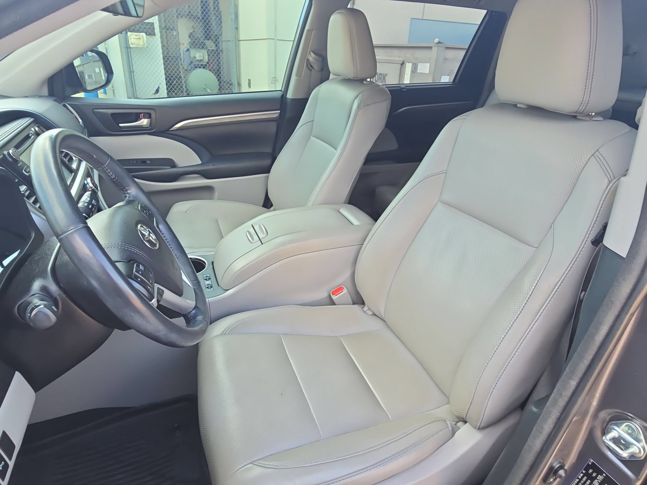 Used 2018 Toyota Highlander Limited FWD image 13