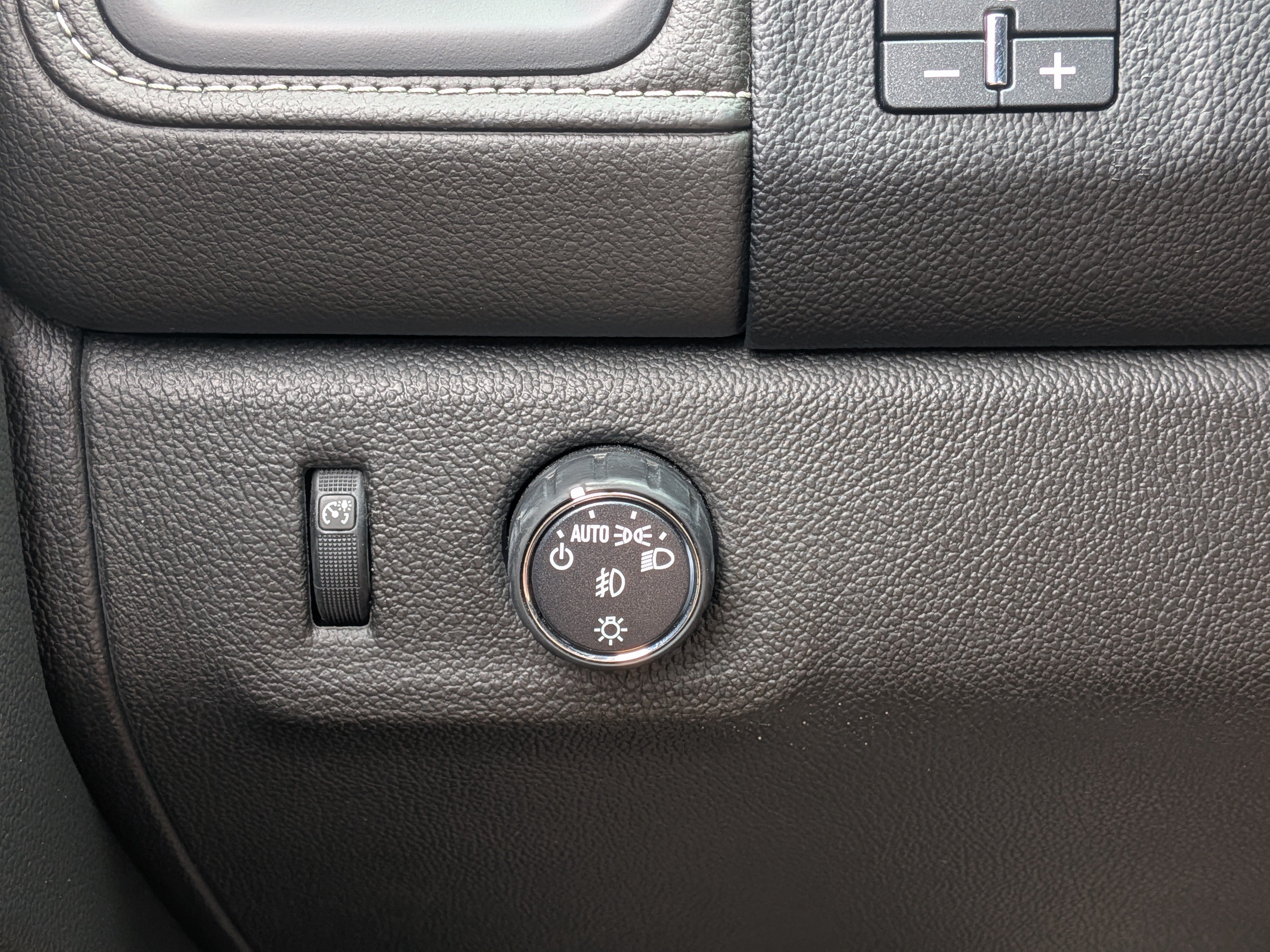 Used 2022 GMC Canyon Denali RWD image 24