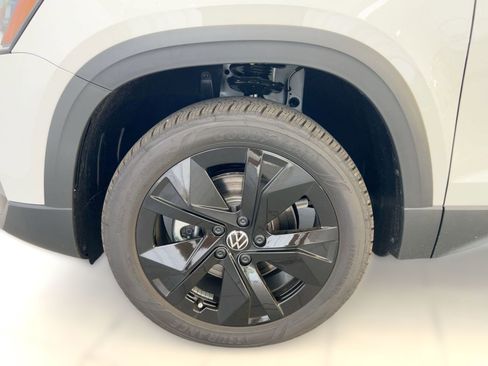 New 2026 Volkswagen Taos SE image 12