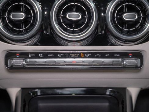 Certified 2025 Mercedes-Benz GLA 250 4MATIC image 16