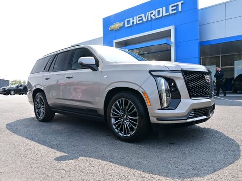 Used 2025 Cadillac Escalade Sport Platinum image 2