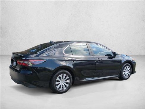 Used 2021 Toyota Camry LE image 5