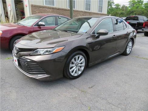 Used 2018 Toyota Camry LE FWD image 1