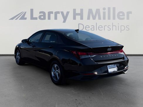 Used 2021 Hyundai Elantra SE image 3