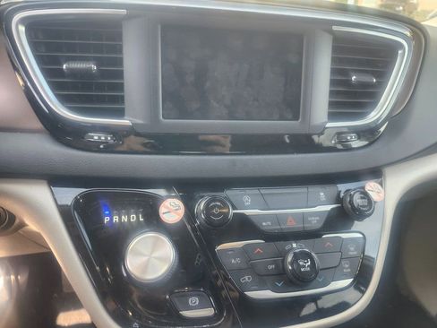 Used 2023 Chrysler Voyager LX image 12