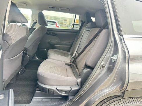 Used 2025 Toyota Highlander LE image 38