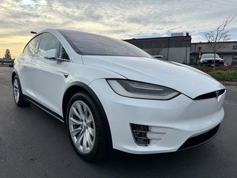 Used 2018 Tesla Model X 75D image 3