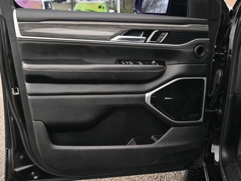 Used 2022 Jeep Wagoneer Series III w/ Premium Group I image 30