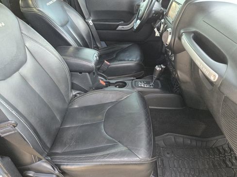 Used 2015 Jeep Wrangler Unlimited Rubicon image 9