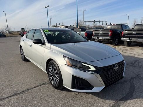 Used 2024 Nissan Altima 2.5 SV image 2
