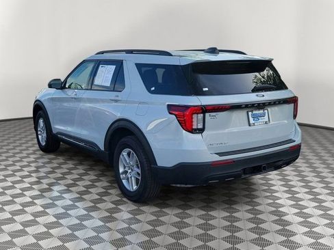 Used 2025 Ford Explorer Active AWD/4WD image 4