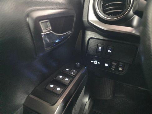 Used 2021 Toyota Tacoma TRD Off-Road w/ Technology Package AWD/4WD image 32