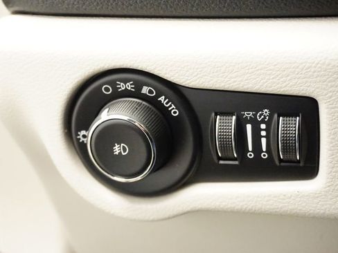 Certified 2018 Chrysler Pacifica Limited image 25