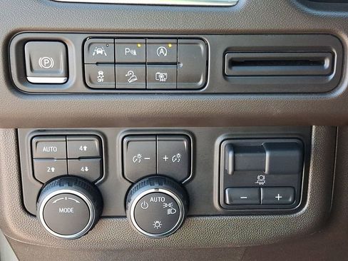 Certified 2023 Chevrolet Suburban Z71 w/ Luxury Package AWD/4WD image 26