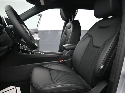 New 2026 Jeep Compass Latitude image 11