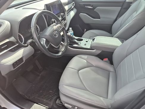 Used 2023 Toyota Highlander XLE image 12
