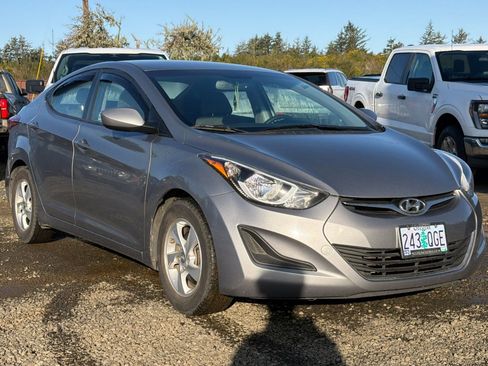 Used 2015 Hyundai Elantra SE image 2