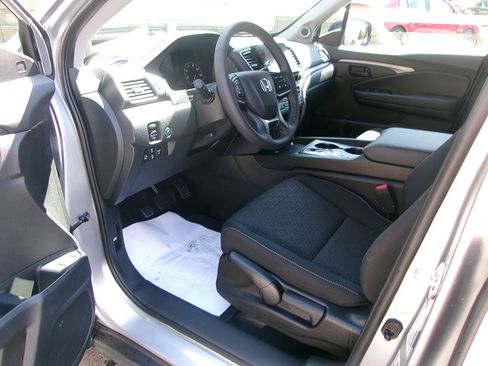 Used 2025 Honda Ridgeline Sport image 16
